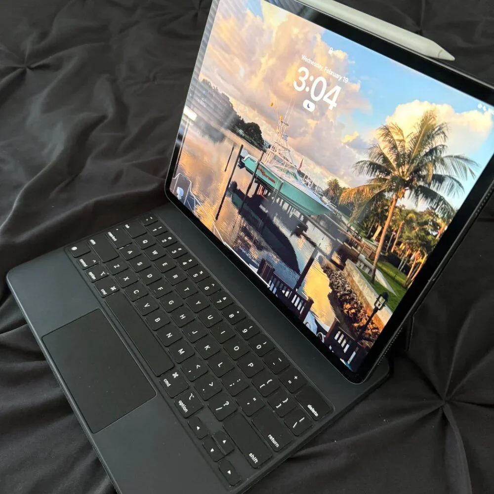 Apple iPad Pro 12.9” 128GB + Magic Keyboard + Apple Pencil Bundle – Excellent